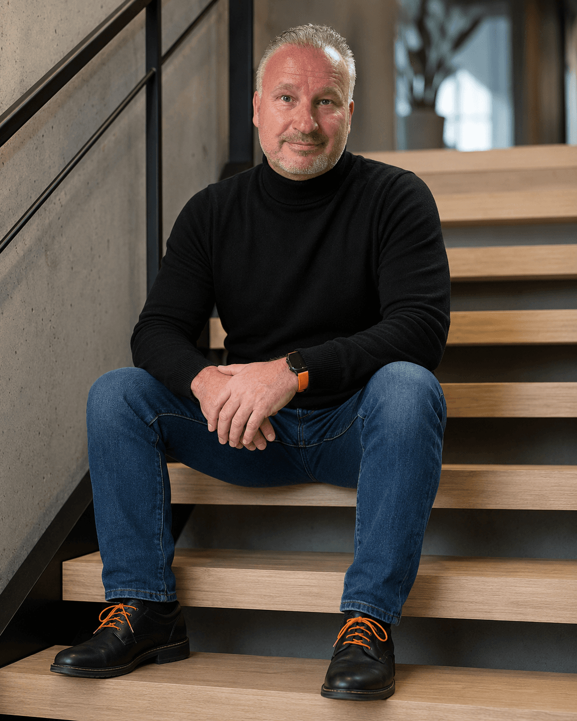Alexander Holtermann auf einer Treppe